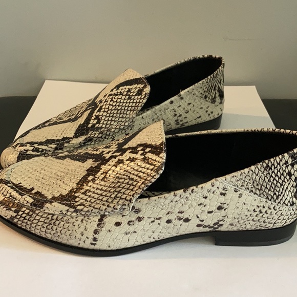 Flat Shoes 🥿,Cream/Black,Snake,, size-6 - Picture 3 of 7